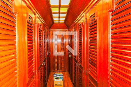 Casa à venda com 620m², 3 quartos e 7 vagas Casa à venda com 620m², 3 quartos e 7 vagasCloset