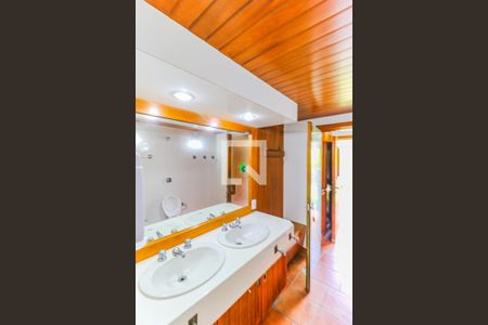 Casa à venda com 620m², 3 quartos e 7 vagas Casa à venda com 620m², 3 quartos e 7 vagasBanheiro piscina