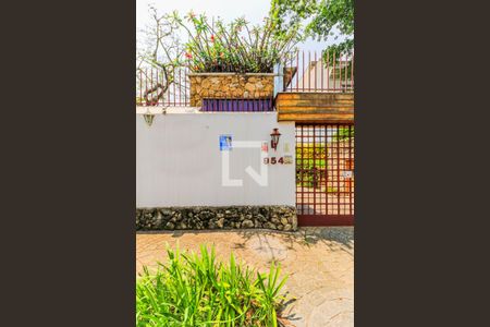 Casa à venda com 620m², 3 quartos e 7 vagas Casa à venda com 620m², 3 quartos e 7 vagasFachada