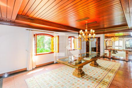 Casa à venda com 620m², 3 quartos e 7 vagas Casa à venda com 620m², 3 quartos e 7 vagasSala de jantar