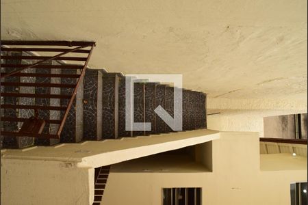 Escada de acesso de casa para alugar com 1 quarto, 50m² em Perdizes, São Paulo