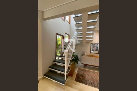 Casa de condomínio à venda com 270m², 3 quartos e 2 vagasEscada