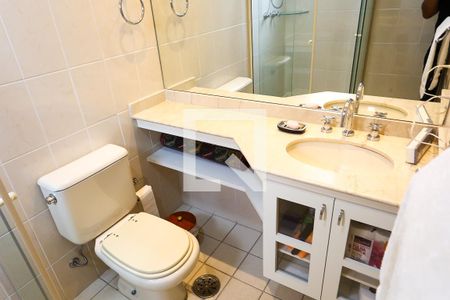 Apartamento à venda com 230m², 3 quartos e 4 vagas Apartamento à venda com 230m², 3 quartos e 4 vagasBanheiro da Suíte 1