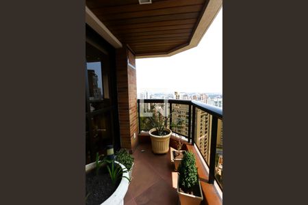 Apartamento à venda com 230m², 3 quartos e 4 vagas Apartamento à venda com 230m², 3 quartos e 4 vagasVaranda