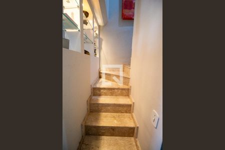 Casa de condomínio à venda com 68m², 2 quartos e 1 vagaEscada para os Quartos