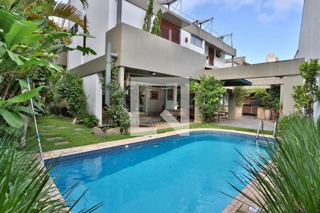 Casa à venda com 300m², 3 quartos e 3 vagasPiscina