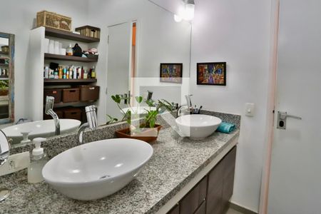 Casa à venda com 300m², 3 quartos e 3 vagasBanheiro Quarto 1