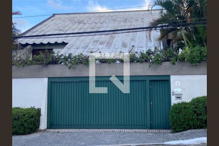 Casa à venda com 300m², 3 quartos e 3 vagasFachada