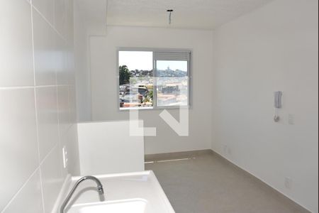 Sala/Cozinha de apartamento para alugar com 1 quarto, 28m² em Jardim Itacolomi, São Paulo
