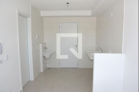 Sala/Cozinha de apartamento para alugar com 1 quarto, 28m² em Jardim Itacolomi, São Paulo