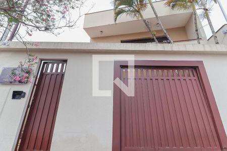 Casa à venda com 190m², 4 quartos e 2 vagasFachada