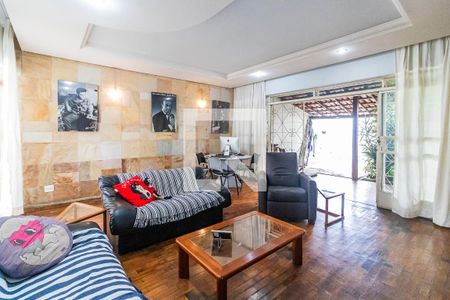 Sala de casa à venda com 3 quartos, 231m² em Sagrada Família, Belo Horizonte