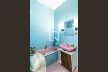 Casa à venda com 231m², 3 quartos e 2 vagas Casa à venda com 231m², 3 quartos e 2 vagasBanheiro Social