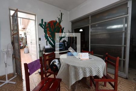 Casa à venda com 282m², 2 quartos e 6 vagas