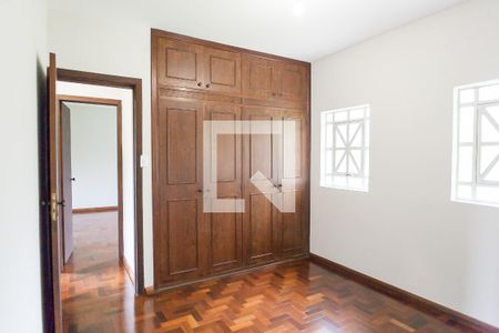 Casa à venda com 452m², 5 quartos e 3 vagasquarto 2