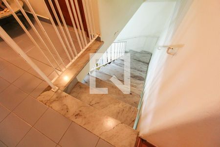 Casa à venda com 225m², 3 quartos e 2 vagasEscada