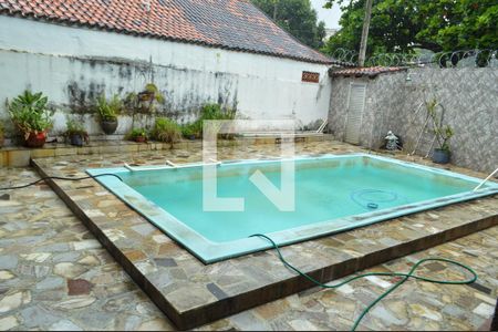 Casa à venda com 250m², 3 quartos e 2 vagas Casa à venda com 250m², 3 quartos e 2 vagasPiscina