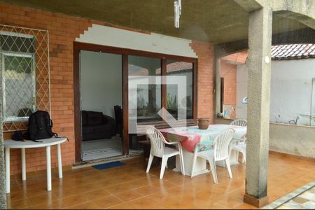 Casa à venda com 250m², 3 quartos e 2 vagas Casa à venda com 250m², 3 quartos e 2 vagasVaranda