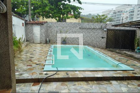 Casa à venda com 250m², 3 quartos e 2 vagas Casa à venda com 250m², 3 quartos e 2 vagasPiscina