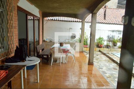 Casa à venda com 250m², 3 quartos e 2 vagas Casa à venda com 250m², 3 quartos e 2 vagasVaranda