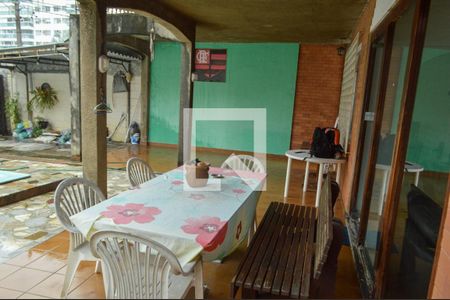 Casa à venda com 250m², 3 quartos e 2 vagas Casa à venda com 250m², 3 quartos e 2 vagasVaranda