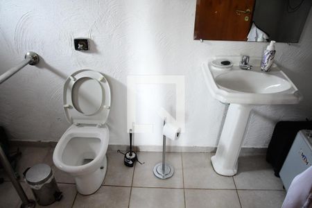 Casa de condomínio para alugar com 750m², 4 quartos e 8 vagasBanheiro escritório 2