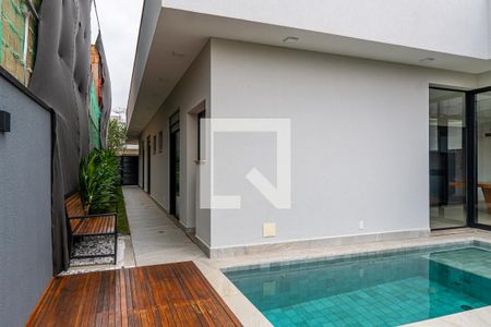 Casa de condomínio à venda com 210m², 3 quartos e 4 vagasQuintal