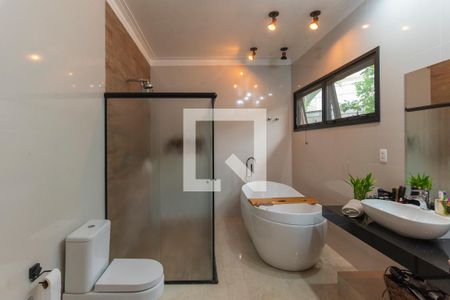 Casa de condomínio à venda com 374m², 4 quartos e 6 vagasBanheiro da Suíte 1