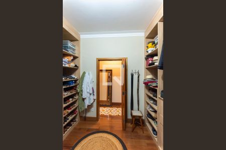 Casa de condomínio à venda com 374m², 4 quartos e 6 vagasCloset da Suíte 1