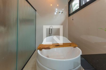 Casa de condomínio à venda com 374m², 4 quartos e 6 vagasBanheiro da Suíte 1