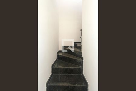 Escada de casa de condomínio para alugar com 2 quartos, 60m² em Jardim Guairaca, São Paulo