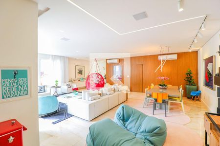 Casa de condomínio à venda com 550m², 5 quartos e 5 vagasSala de TV