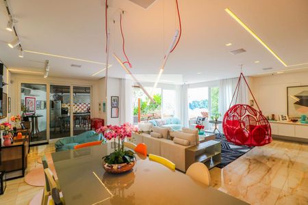 Casa de condomínio à venda com 550m², 5 quartos e 5 vagasSala de jantar