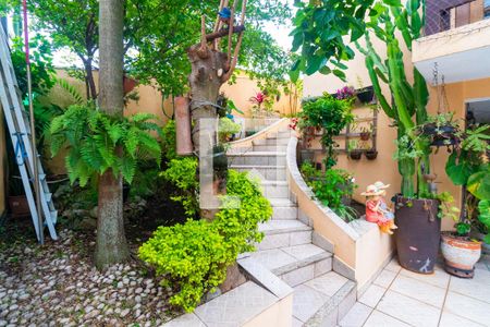 Casa à venda com 242m², 3 quartos e 4 vagas Casa à venda com 242m², 3 quartos e 4 vagasEntrada