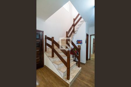 Casa à venda com 242m², 3 quartos e 4 vagas Casa à venda com 242m², 3 quartos e 4 vagasEscada