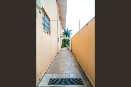 Casa à venda com 242m², 3 quartos e 4 vagas Casa à venda com 242m², 3 quartos e 4 vagasCorredor Lateral