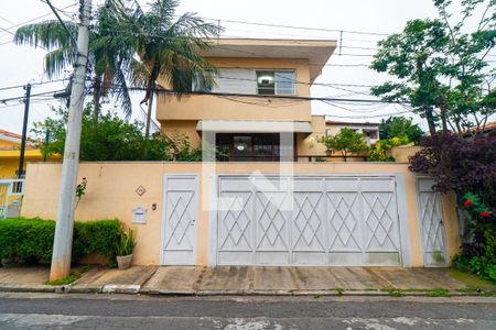 Casa à venda com 242m², 3 quartos e 4 vagas Casa à venda com 242m², 3 quartos e 4 vagasFachada