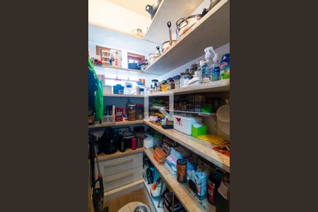 Casa à venda com 242m², 3 quartos e 4 vagas Casa à venda com 242m², 3 quartos e 4 vagasCozinha - Despensa