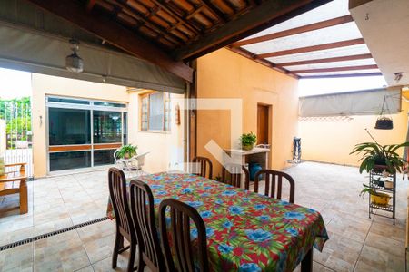 Casa à venda com 242m², 3 quartos e 4 vagas Casa à venda com 242m², 3 quartos e 4 vagasQuintal