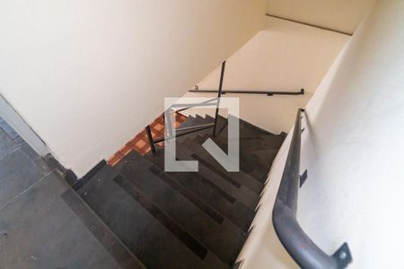 Casa para alugar com 120m², 2 quartos e 1 vaga Casa para alugar com 120m², 2 quartos e 1 vagaEscada