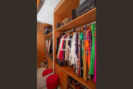 Casa à venda com 160m², 3 quartos e 4 vagas Casa à venda com 160m², 3 quartos e 4 vagasCloset do quarto