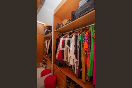 Casa à venda com 160m², 3 quartos e 4 vagas Casa à venda com 160m², 3 quartos e 4 vagasCloset do quarto