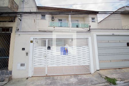 Casa à venda com 160m², 3 quartos e 4 vagas Casa à venda com 160m², 3 quartos e 4 vagasFachada