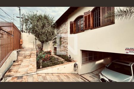 Casa à venda com 258m², 4 quartos e 2 vagas Casa à venda com 258m², 4 quartos e 2 vagasFachada