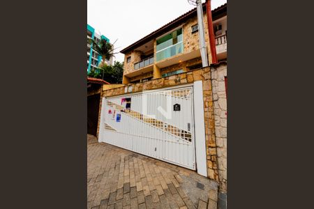 Casa à venda com 260m², 4 quartos e 4 vagas Casa à venda com 260m², 4 quartos e 4 vagasFachada