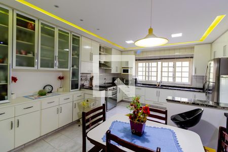 Casa à venda com 260m², 4 quartos e 4 vagas Casa à venda com 260m², 4 quartos e 4 vagasCozinha