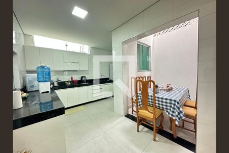 Casa à venda com 290m², 4 quartos e 2 vagasSala de jantar