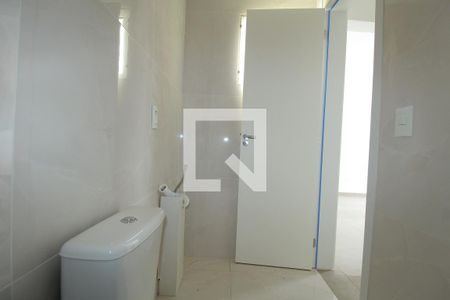 Banheiro suite de apartamento à venda com 2 quartos, 66m² em Humaitá, Porto Alegre
