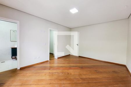 Casa à venda com 220m², 3 quartos e 3 vagasSuíte