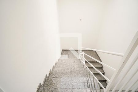 Apartamento para alugar com 58m², 2 quartos e sem vaga Apartamento para alugar com 58m², 2 quartos e sem vagaEscada